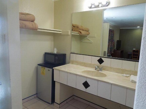 Castaway Motel image 15